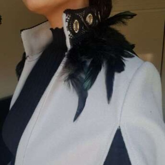 CLASSIC Feather Cape - Picture 6 of 11